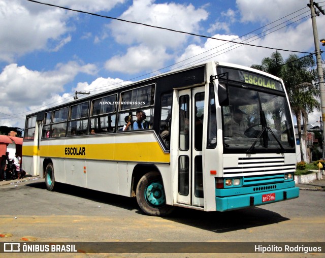 Escolares 139 na cidade de Embu-Guaçu, São Paulo, Brasil, por Hipólito Rodrigues. Número da foto: #11784074.