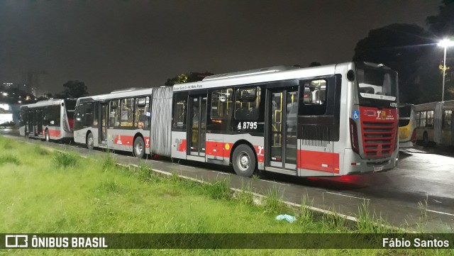 Express Transportes Urbanos Ltda 4 8795 na cidade de São Paulo, São Paulo, Brasil, por Fábio Santos. ID da foto: 11804046.