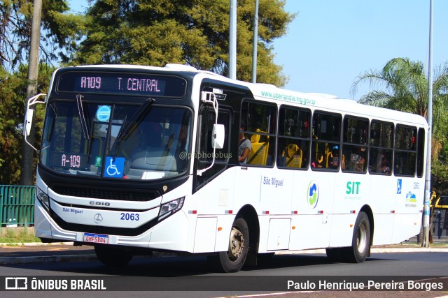 Transporte Urbano São Miguel de Uberlandia 2063 na cidade de Uberlândia, Minas Gerais, Brasil, por Paulo Henrique Pereira Borges. Número da foto: #11810971.