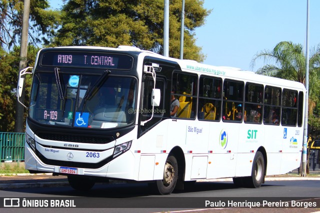 Transporte Urbano São Miguel de Uberlandia 2063 na cidade de Uberlândia, Minas Gerais, Brasil, por Paulo Henrique Pereira Borges. ID da foto: 11810971.