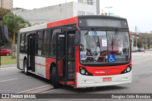 Express Transportes Urbanos Ltda 4 8880 na cidade de Barueri, São Paulo, Brasil, por Douglas Célio Brandao. ID da foto: 11812878.