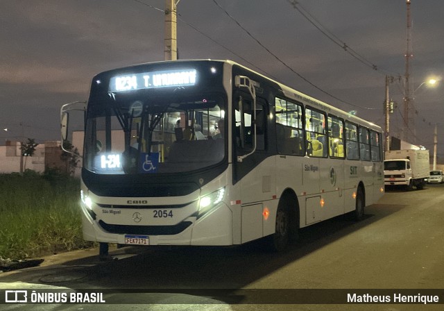 Transporte Urbano São Miguel 2054 na cidade de Uberlândia, Minas Gerais, Brasil, por Matheus Henrique. Número da foto: #11818469.