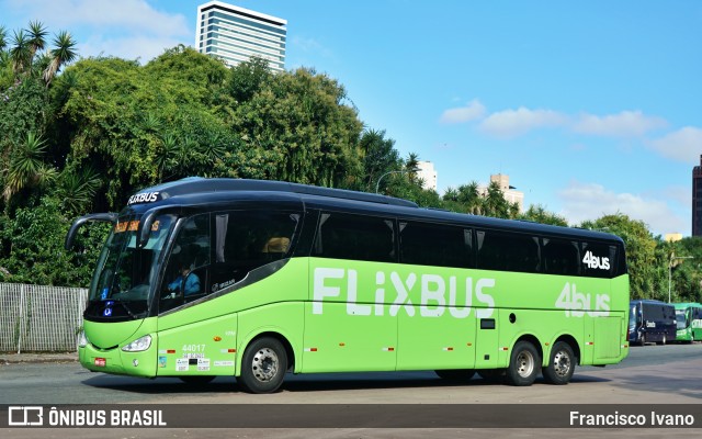 FlixBus Transporte e Tecnologia do Brasil 44017 na cidade de Curitiba, Paraná, Brasil, por Francisco Ivano. Número da foto: #11754147.