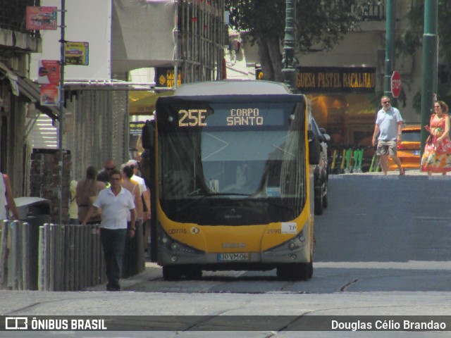 Companhia Carris de Ferro de Lisboa 2990 na cidade de Lisbon, Lisbon, Portugal, por Douglas Célio Brandao. ID da foto: 11753291.