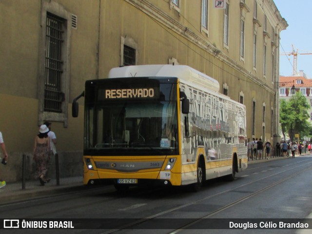 Companhia Carris de Ferro de Lisboa 2663 na cidade de Lisbon, Lisbon, Portugal, por Douglas Célio Brandao. ID da foto: 11753282.