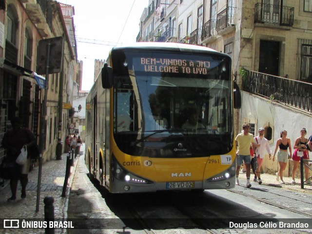 Companhia Carris de Ferro de Lisboa 2961 na cidade de Lisbon, Lisbon, Portugal, por Douglas Célio Brandao. Número da foto: #11753453.