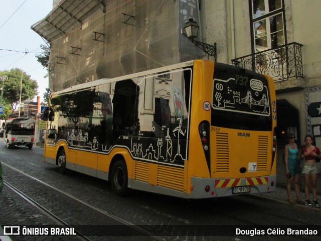 Companhia Carris de Ferro de Lisboa 2969 na cidade de Lisbon, Lisbon, Portugal, por Douglas Célio Brandao. Número da foto: #11753863.