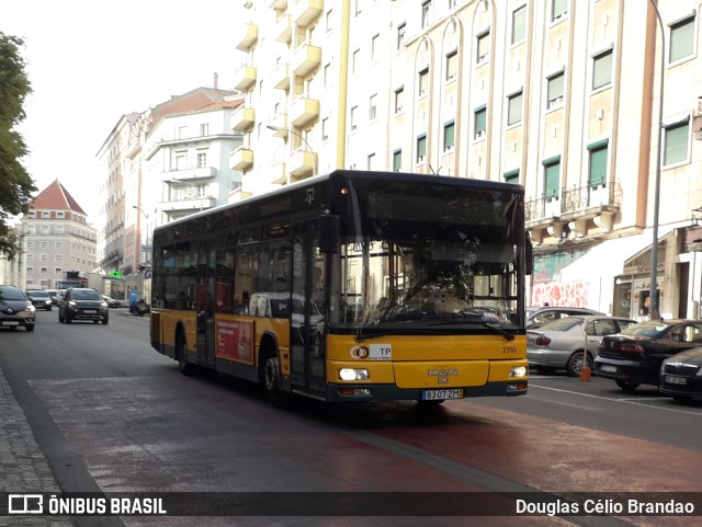Companhia Carris de Ferro de Lisboa 2310 na cidade de Lisbon, Lisbon, Portugal, por Douglas Célio Brandao. Número da foto: #11756731.