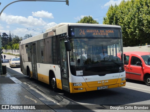 SMTUC - Serviços Municipalizados de Transportes Urbanos de Coimbra 327 na cidade de Coimbra, Coimbra, Portugal, por Douglas Célio Brandao. ID da foto: 11759650.