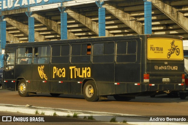 Ônibus Particulares 8830 na cidade de Tramandaí, Rio Grande do Sul, Brasil, por Andreo Bernardo. Número da foto: #12453036.