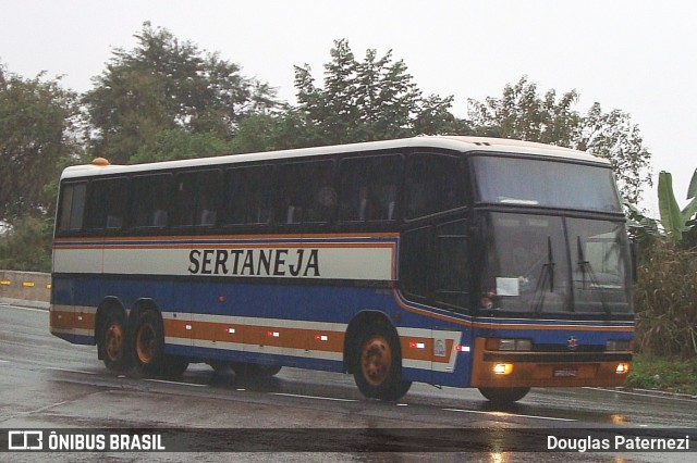 Viação Sertaneja 380 na cidade de Barra do Piraí, Rio de Janeiro, Brasil, por Douglas Paternezi. Número da foto: #12476350.