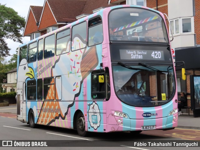 Metrobus 6911 na cidade de Reigate, Surrey, Inglaterra, por Fábio Takahashi Tanniguchi. Número da foto: #12487345.