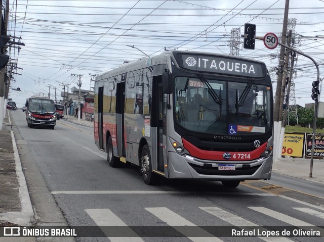 Pêssego Transportes 4 7214 na cidade de São Paulo, São Paulo, Brasil, por Rafael Lopes de Oliveira. Número da foto: #12486290.