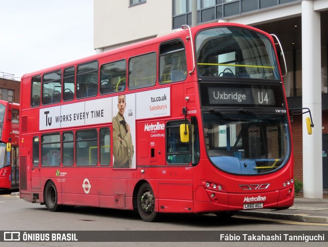 Metroline VW1058 na cidade de Uxbridge, Greater London, Inglaterra, por Fábio Takahashi Tanniguchi. Número da foto: #12494027.