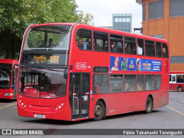 Carousel Buses 220 na cidade de High Wycombe, Buckinghamshire, Inglaterra, por Fábio Takahashi Tanniguchi. Número da foto: #12496589.