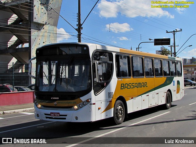 Viação Bassamar 165 na cidade de Juiz de Fora, Minas Gerais, Brasil, por Luiz Krolman. Número da foto: #12505076.