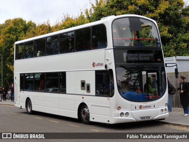 Lothian Buses 906 na cidade de Edinburgh, Edinburgh, Escócia, por Fábio Takahashi Tanniguchi. Número da foto: #12510091.