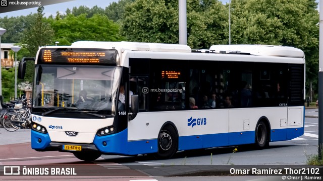 GVB - Gemeentelijk Vervoerbedrijf 1464 na cidade de Amsterdam, North Holland, Países Baixos, por Omar Ramírez Thor2102. Número da foto: #12511797.