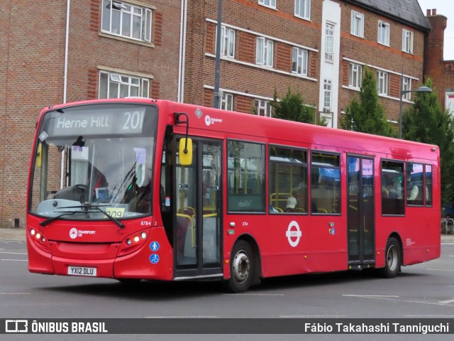 Abellio London Bus Company 8784 na cidade de London, Greater London, Inglaterra, por Fábio Takahashi Tanniguchi. Número da foto: #12457865.