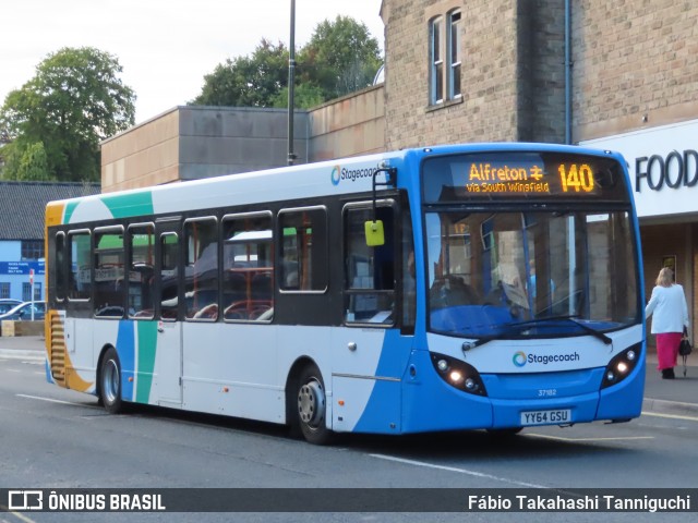 Stagecoach 37182 na cidade de Matlock, Derbyshire, Inglaterra, por Fábio Takahashi Tanniguchi. Número da foto: #12464578.