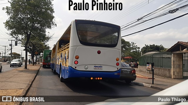 Ônibus Particulares F13 na cidade de Belo Horizonte, Minas Gerais, Brasil, por Paulo Thiago. Número da foto: #12463231.