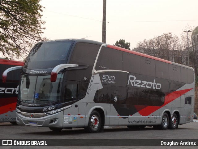 Rizzato Transporte e Turismo 8020 na cidade de Trindade, Goiás, Brasil, por Douglas Andrez. Número da foto: #12472053.