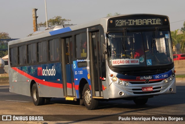 Transportes Machado DC 7.052 na cidade de Duque de Caxias, Rio de Janeiro, Brasil, por Paulo Henrique Pereira Borges. Número da foto: #12528988.