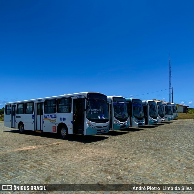 Avanço Transportes 1010 na cidade de Lauro de Freitas, Bahia, Brasil, por André Pietro  Lima da Silva. Número da foto: #12548045.