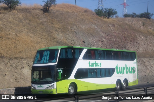 TurBus 2560 na cidade de Tiltil, Chacabuco, Metropolitana de Santiago, Chile, por Benjamín Tomás Lazo Acuña. Número da foto: #12551054.