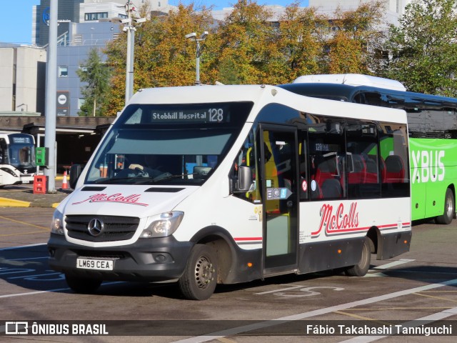 McColl's Travel LM69CEA na cidade de Glasgow, Strathclyde, Escócia, por Fábio Takahashi Tanniguchi. Número da foto: #12563698.