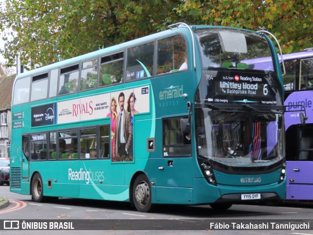 Reading Buses 764 na cidade de Reading, Berkshire, Inglaterra, por Fábio Takahashi Tanniguchi. Número da foto: #12574020.