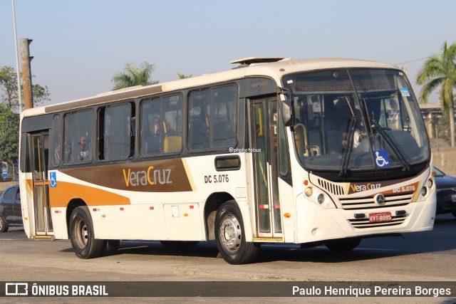 Auto Ônibus Vera Cruz DC 5.076 na cidade de Duque de Caxias, Rio de Janeiro, Brasil, por Paulo Henrique Pereira Borges. Número da foto: #12573684.