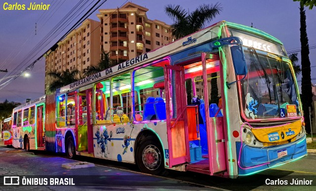 Ônibus Particulares 8D64 na cidade de Caldas Novas, Goiás, Brasil, por Carlos Júnior. Número da foto: #12576421.