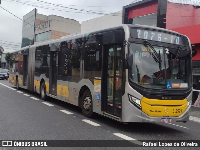 Viação Metrópole Paulista - Zona Leste 3 2521 na cidade de São Paulo, São Paulo, Brasil, por Rafael Lopes de Oliveira. Número da foto: #12576539.