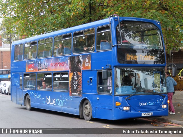 Go South Coast 1002 na cidade de Reading, Berkshire, Inglaterra, por Fábio Takahashi Tanniguchi. Número da foto: #12576776.