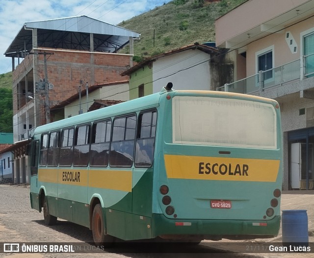 Van Transportes 5829 na cidade de Ataléia, Minas Gerais, Brasil, por Gean Lucas. Número da foto: #12578969.