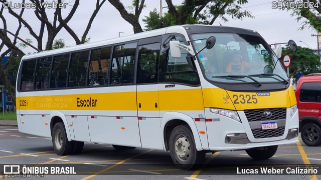 Escolares 2325 na cidade de Curitiba, Paraná, Brasil, por Lucas Weber Calizario. Número da foto: #12578959.
