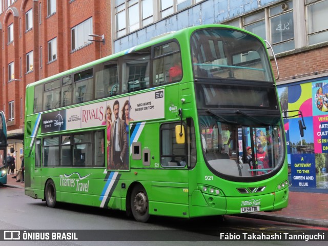 Thames Travel 921 na cidade de Reading, Berkshire, Inglaterra, por Fábio Takahashi Tanniguchi. Número da foto: #12583019.