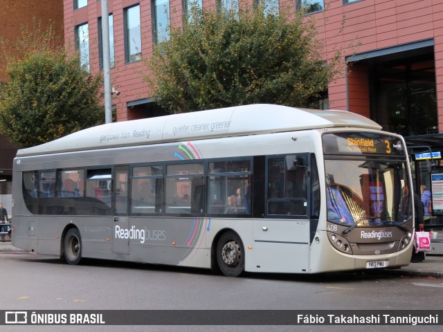 Reading Buses 408 na cidade de Reading, Berkshire, Inglaterra, por Fábio Takahashi Tanniguchi. Número da foto: #12583010.