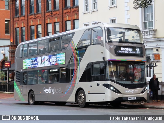 Reading Buses 707 na cidade de Reading, Berkshire, Inglaterra, por Fábio Takahashi Tanniguchi. Número da foto: #12583013.