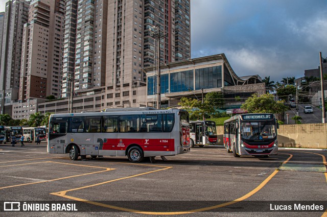 Pêssego Transportes 4 7199 na cidade de Barueri, São Paulo, Brasil, por Lucas Mendes. Número da foto: #12583968.