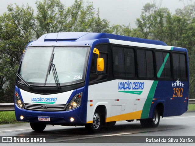 Viação Cedro 2582 na cidade de Petrópolis, Rio de Janeiro, Brasil, por Rafael da Silva Xarão. Número da foto: #12588961.