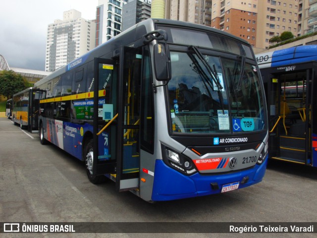 Viação Osasco 21.700 na cidade de Barueri, São Paulo, Brasil, por Rogério Teixeira Varadi. Número da foto: #12591567.