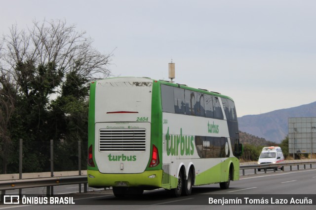 TurBus 2404 na cidade de Pudahuel, Santiago, Metropolitana de Santiago, Chile, por Benjamín Tomás Lazo Acuña. Número da foto: #12596137.