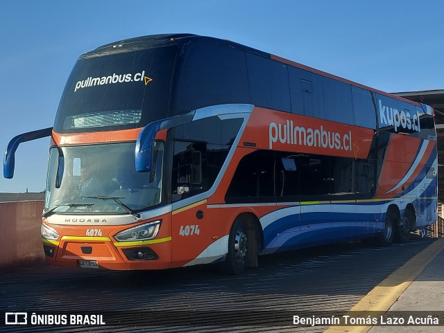 Pullman Bus 4074 na cidade de Estación Central, Santiago, Metropolitana de Santiago, Chile, por Benjamín Tomás Lazo Acuña. Número da foto: #12596173.