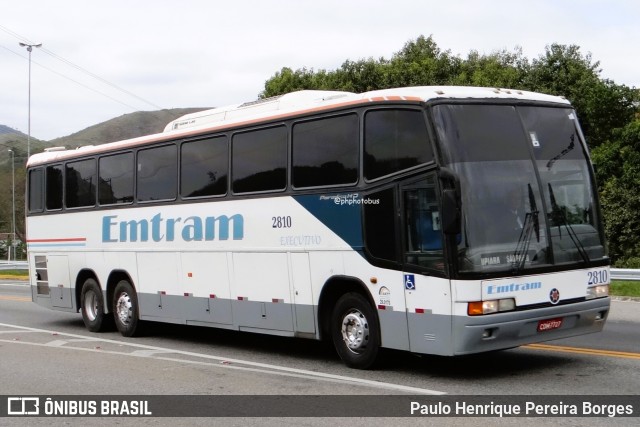 Emtram 2810 na cidade de Barra do Piraí, Rio de Janeiro, Brasil, por Paulo Henrique Pereira Borges. Número da foto: #12533983.