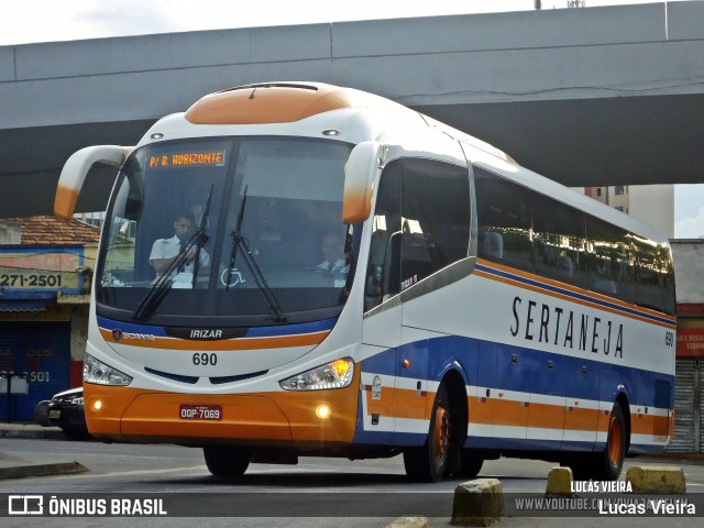 Viação Sertaneja 690 na cidade de Belo Horizonte, Minas Gerais, Brasil, por Lucas Vieira. Número da foto: #12537267.