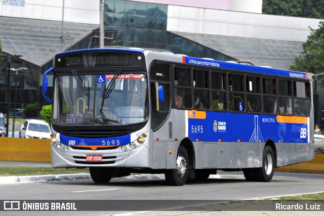 BB Transportes e Turismo 5695 na cidade de Barueri, São Paulo, Brasil, por Ricardo Luiz. Número da foto: #12540401.