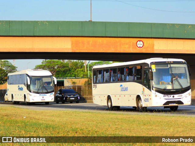 Ônix Transportadora Turística 4200 na cidade de São José dos Campos, São Paulo, Brasil, por Robson Prado. Número da foto: #12542102.