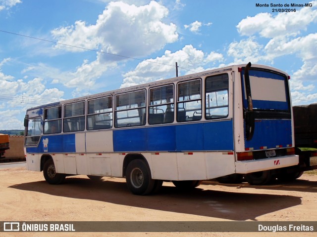 Ônibus Particulares 15 na cidade de Monte Santo de Minas, Minas Gerais, Brasil, por Douglas Freitas. Número da foto: #12544112.